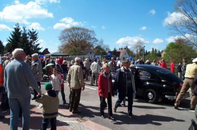 Das erste Auto ist ein Oltimer