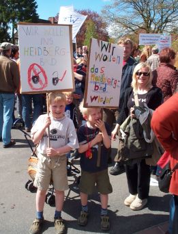 F&uuml;r den Erhalt des Heidbergbades gehen wir Lesumer auf die Br&uuml;cke