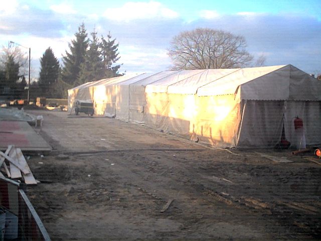 Im Zelt wird gemahlert