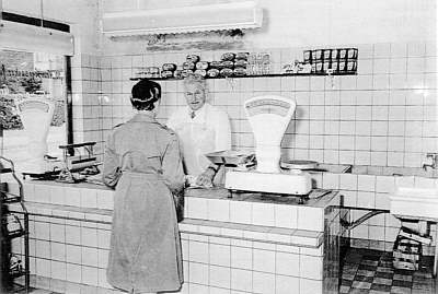 Alfred J�ger in seinem Gesch�ft