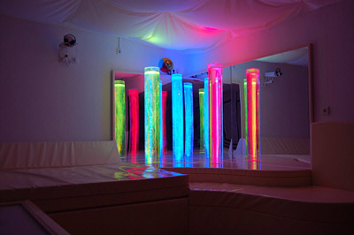 Farbig beleuchtete sprudelnde Wassers�ulen