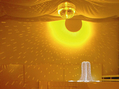 Ein Licht-Springbrunnen unter einer sich langsam drehenden Spiegelkugel